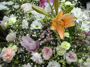 祭壇に飾られたお花を、葬儀の後に撮らせていただきました。